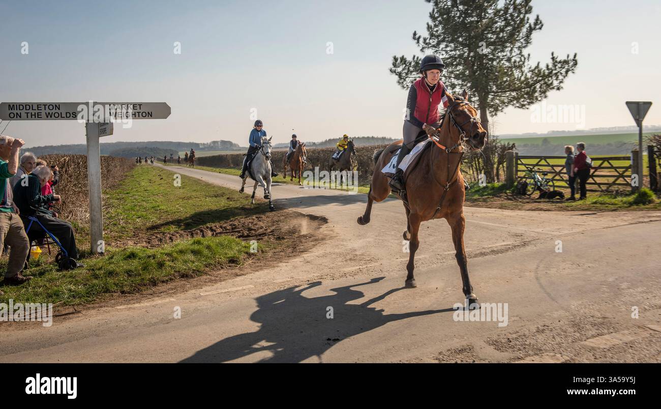 La più antica corsa di cavalli in Inghilterra, il Kiplingcotes Derby nello Yorkshire Wolds si svolge il terzo giovedì di marzo di ogni anno ed è stata fondata nel 1519. Se non dovesse succedere, sarà la fine di questo evento annuale e non accadrà mai più. Foto Stock