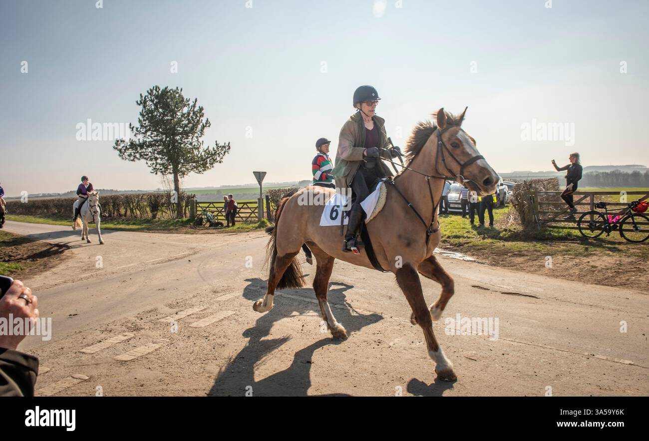 La più antica corsa di cavalli in Inghilterra, il Kiplingcotes Derby nello Yorkshire Wolds si svolge il terzo giovedì di marzo di ogni anno ed è stata fondata nel 1519. Se non dovesse succedere, sarà la fine di questo evento annuale e non accadrà mai più. Foto Stock