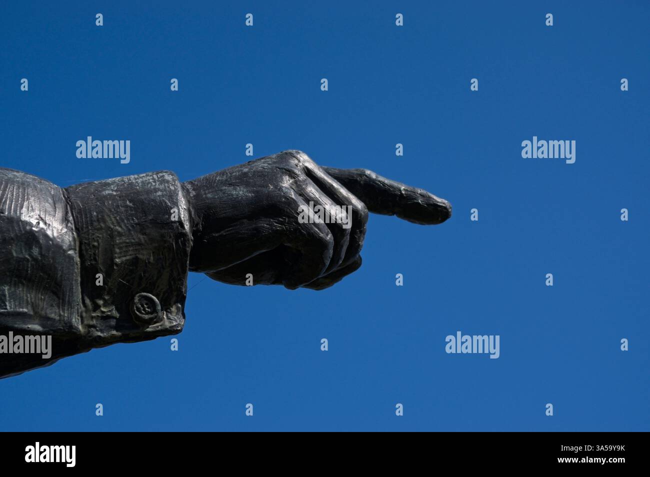 Dito che punta a destra contro un cielo azzurro Foto Stock