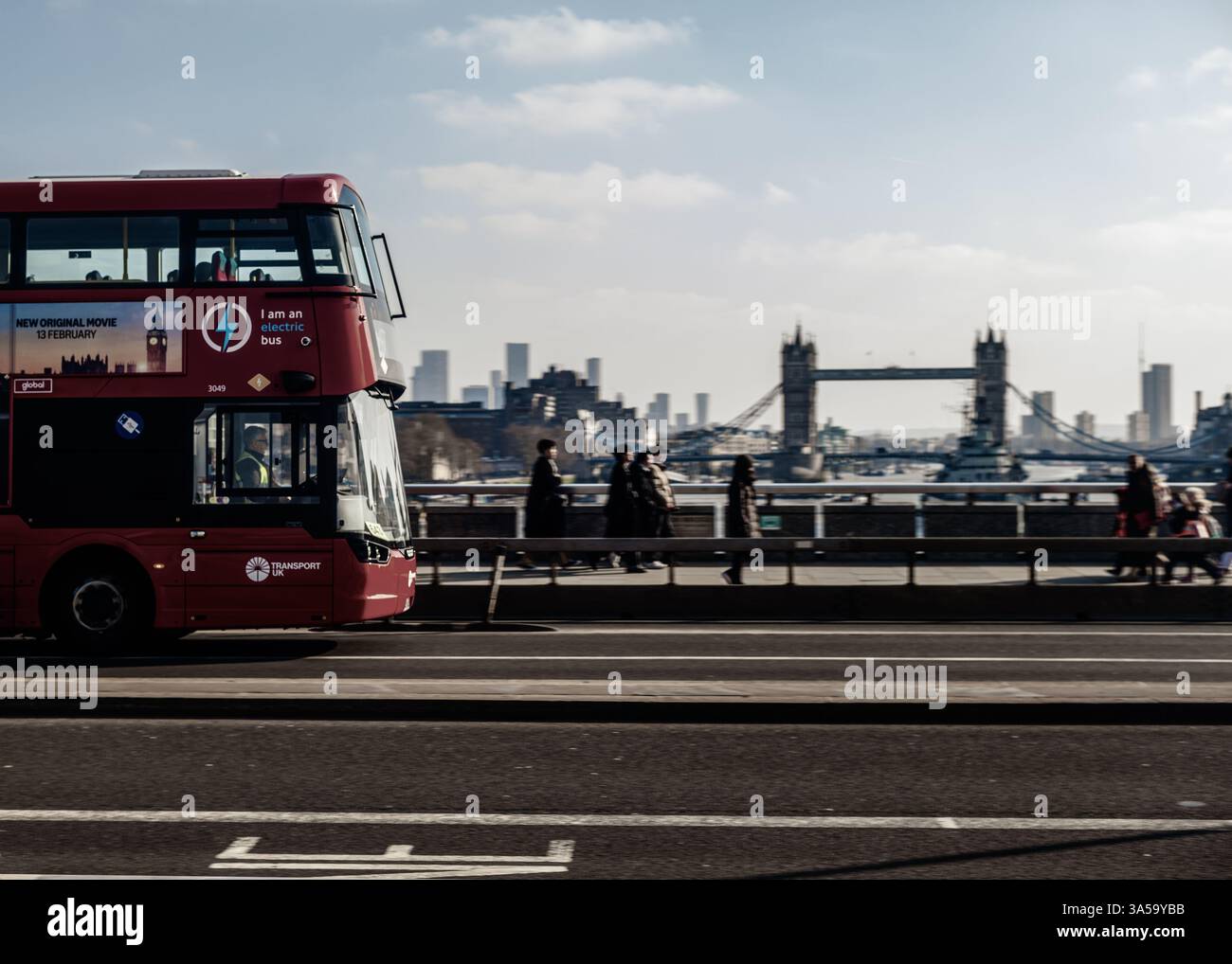 Londra, 14 febbraio 2025: Autobus rosso a due piani che attraversa il London Bridge, Tower Bridge sullo sfondo. Foto Stock