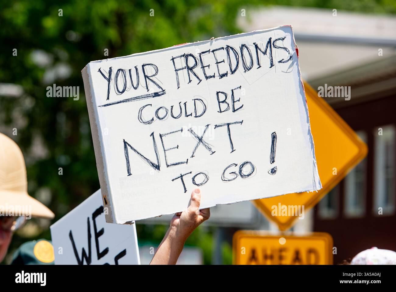 Un manifestante in una marcia politica ha un segnale che avverte "le tue libertà potrebbero essere prossime alla fine!” Foto Stock