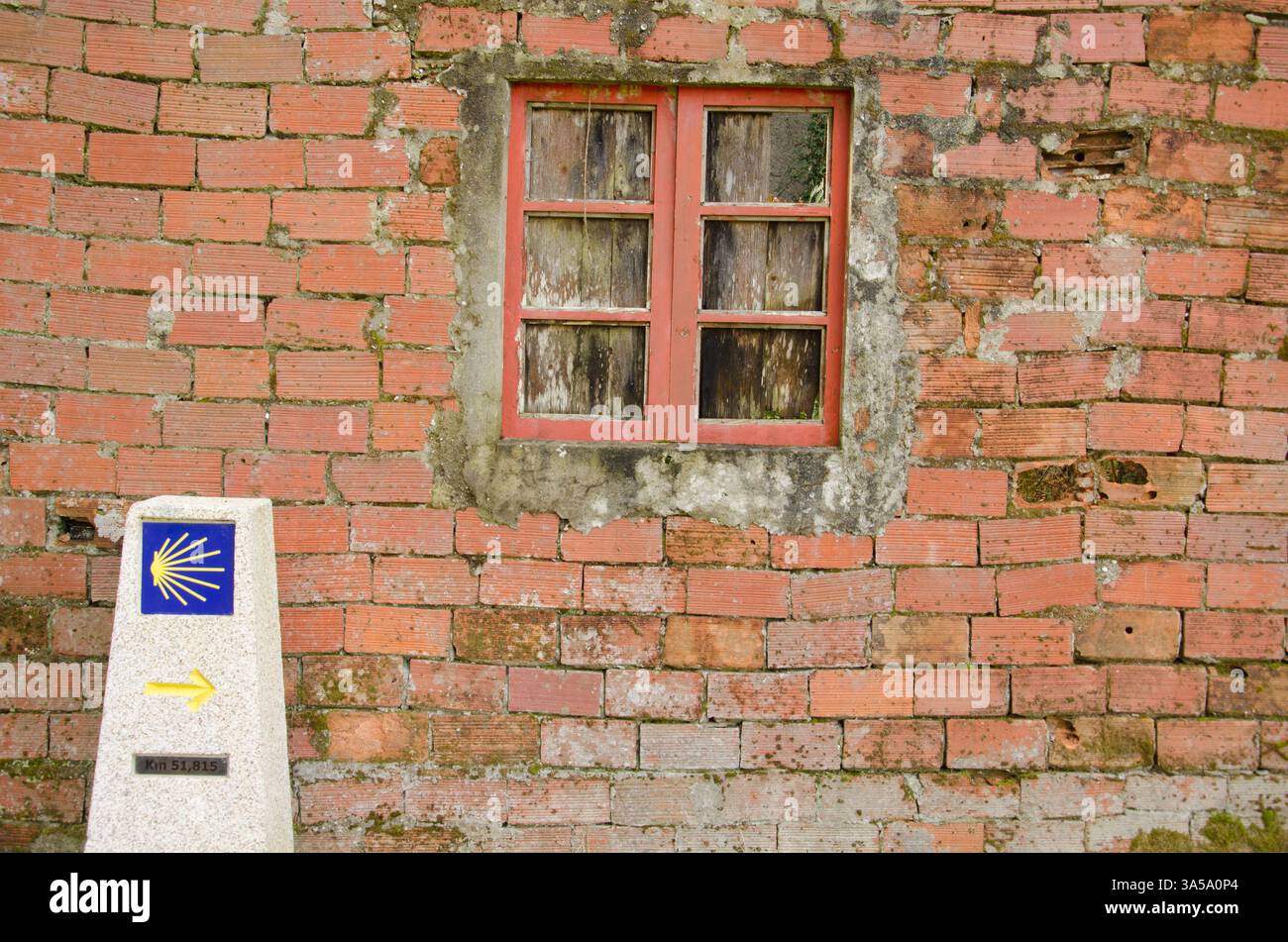 Segno del cammino di Santiago accanto alla finestra di un edificio. Una Coruna. Galizia. Spagna. Foto Stock