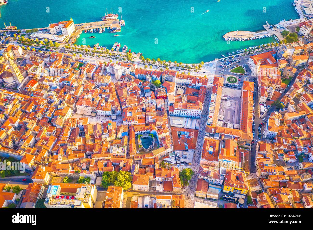 Vista aerea dall'alto verso il basso della città vecchia di Spalato, Croazia Foto Stock