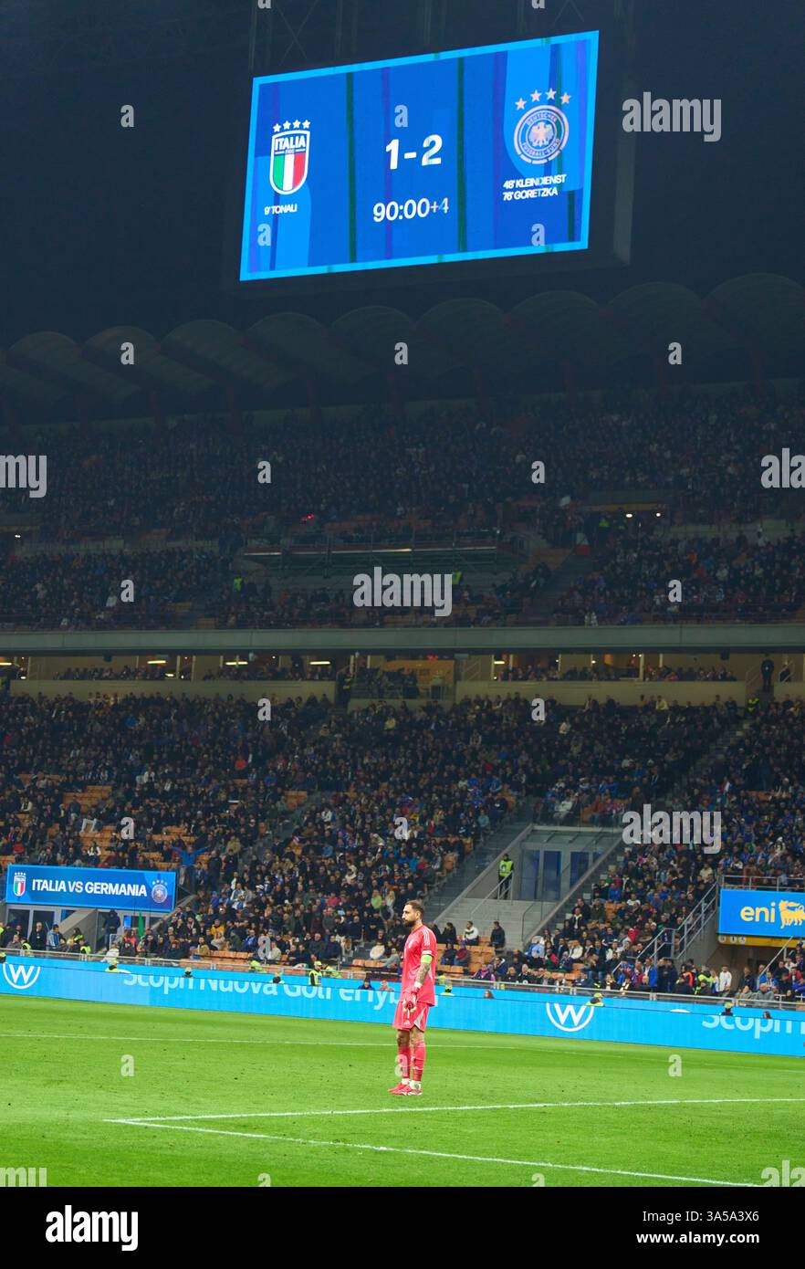 Gianluigi Donnarumma, portiere ITA 1 tabellone segnapunti, schermo, tabellone, digitale, LED, display, monitor, risultato finale, anzeigetafel, Endergebnis, Ergebnis, Anzeige, nella partita di UEFA Nations League 2025 ITALIA - GERMANIA 1-2 nella stagione 2024/2025 al 20 marzo 2025 a Mailand, Italia. Fotografo: Peter Schatz Foto Stock