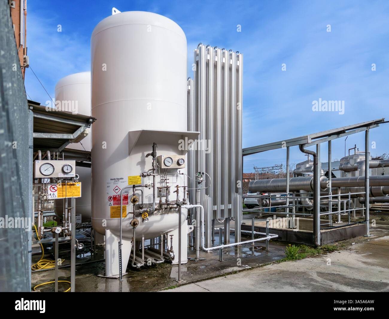 Impianto di produzione di ossigeno criogenico con serbatoio di azoto liquido per uso in ospedale italiano Foto Stock