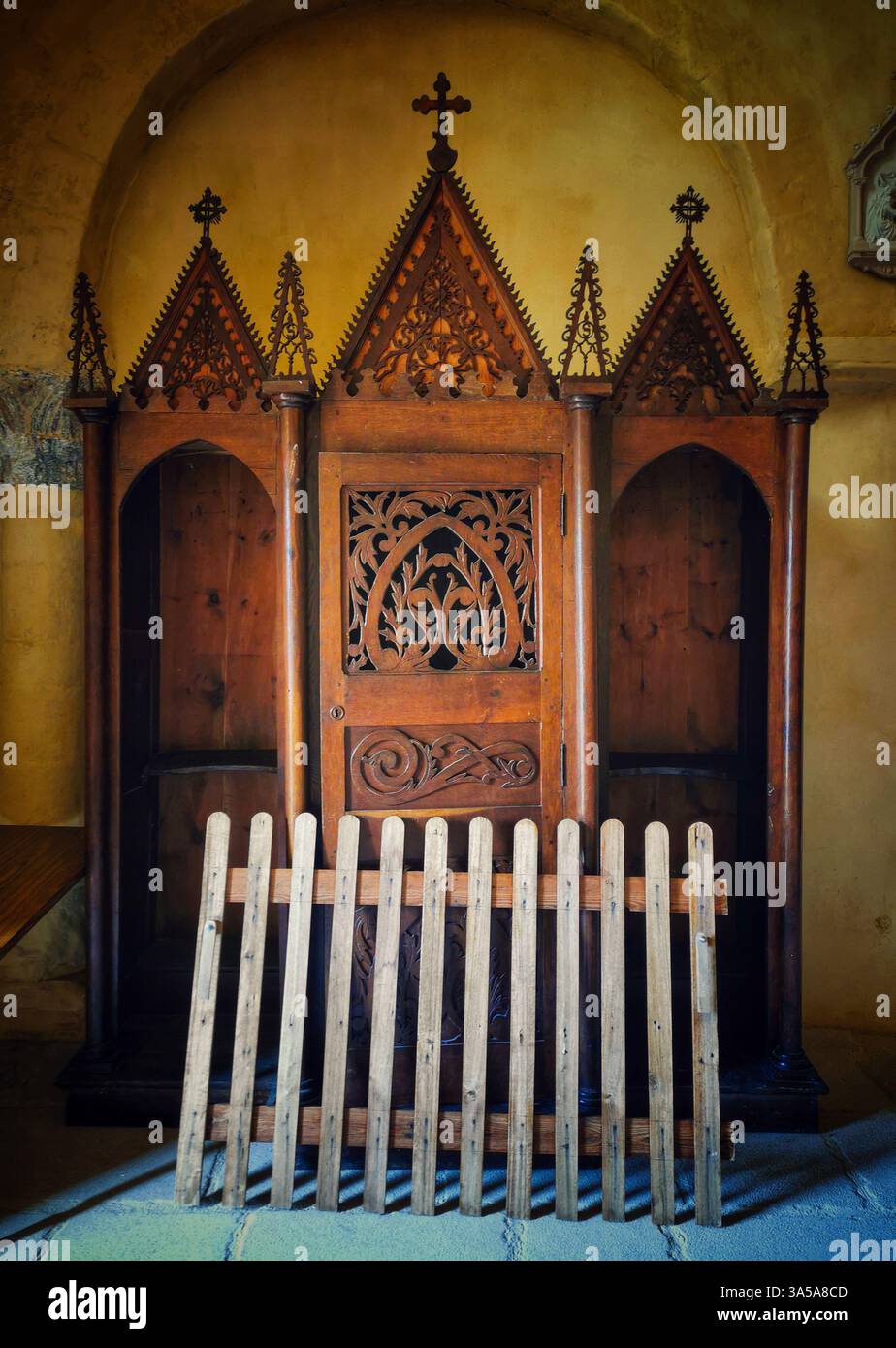 Stand confessionale con design decorato in una chiesa situata in Alvernia. Francia Foto Stock