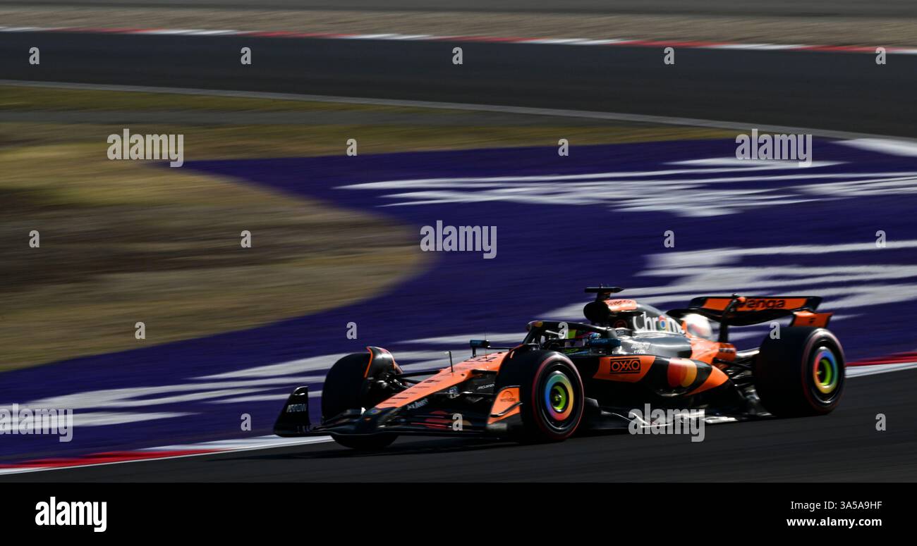 Shanghai. 22 marzo 2025. Il pilota australiano di McLaren Oscar Piastri gareggia durante le qualifiche del Gran Premio di Formula 1 cinese al circuito internazionale di Shanghai nella Cina orientale di Shanghai, il 22 marzo 2025. Crediti: Xia Yifang/Xinhua/Alamy Live News Foto Stock