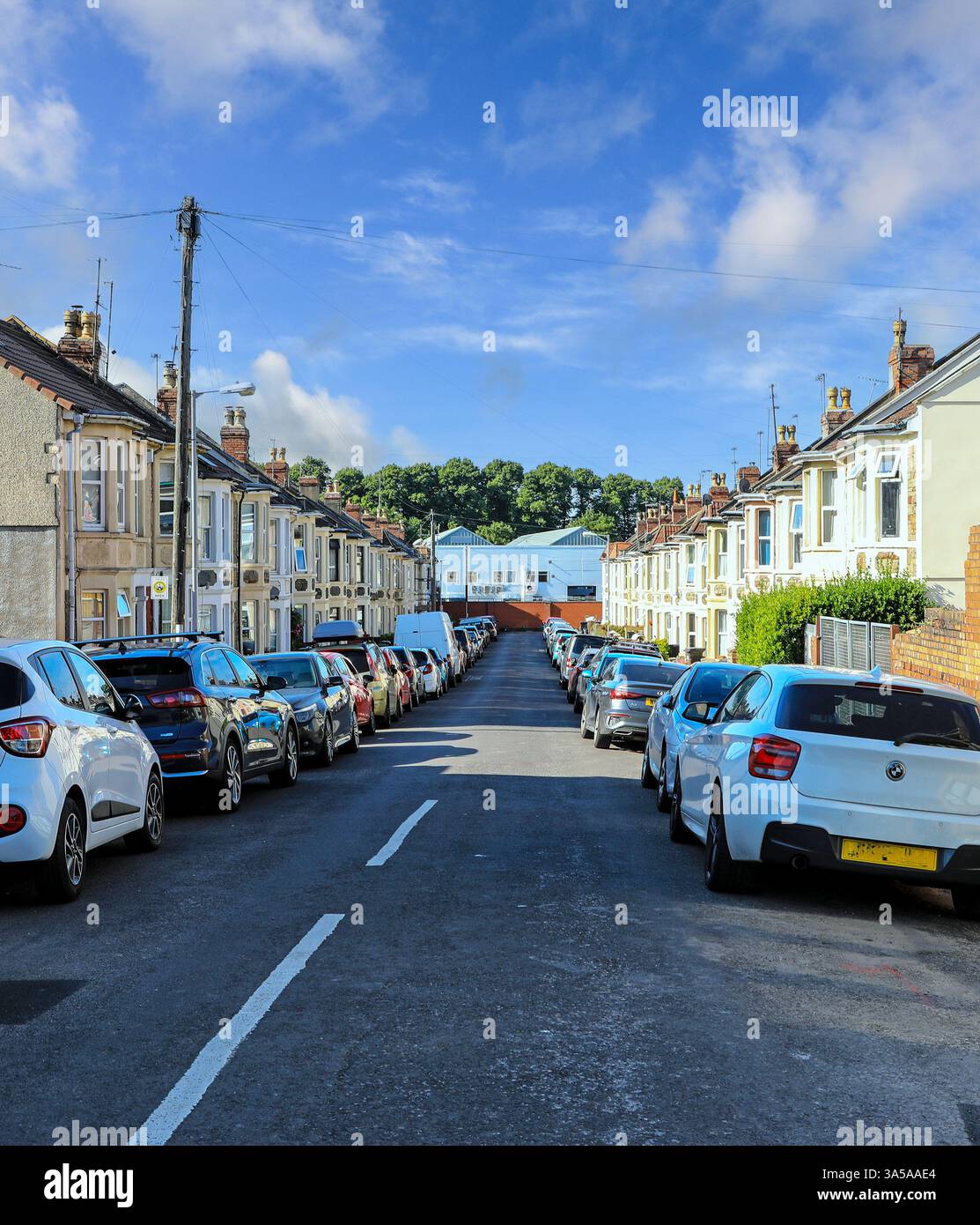Case a schiera in una tipica strada suburbana inglese, Chatsworth Road, Arno's vale, Bristol, Inghilterra, REGNO UNITO Foto Stock