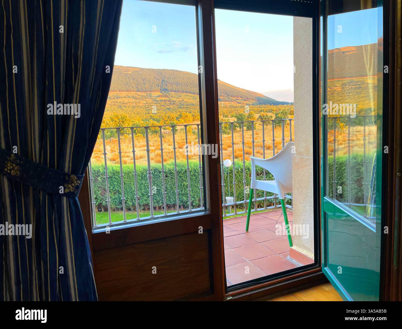Vista del paesaggio attraverso un balcone aperto. Cerezo de Arriba, provincia di Segovia, Spagna. - Immagine stock catturata con smartphone