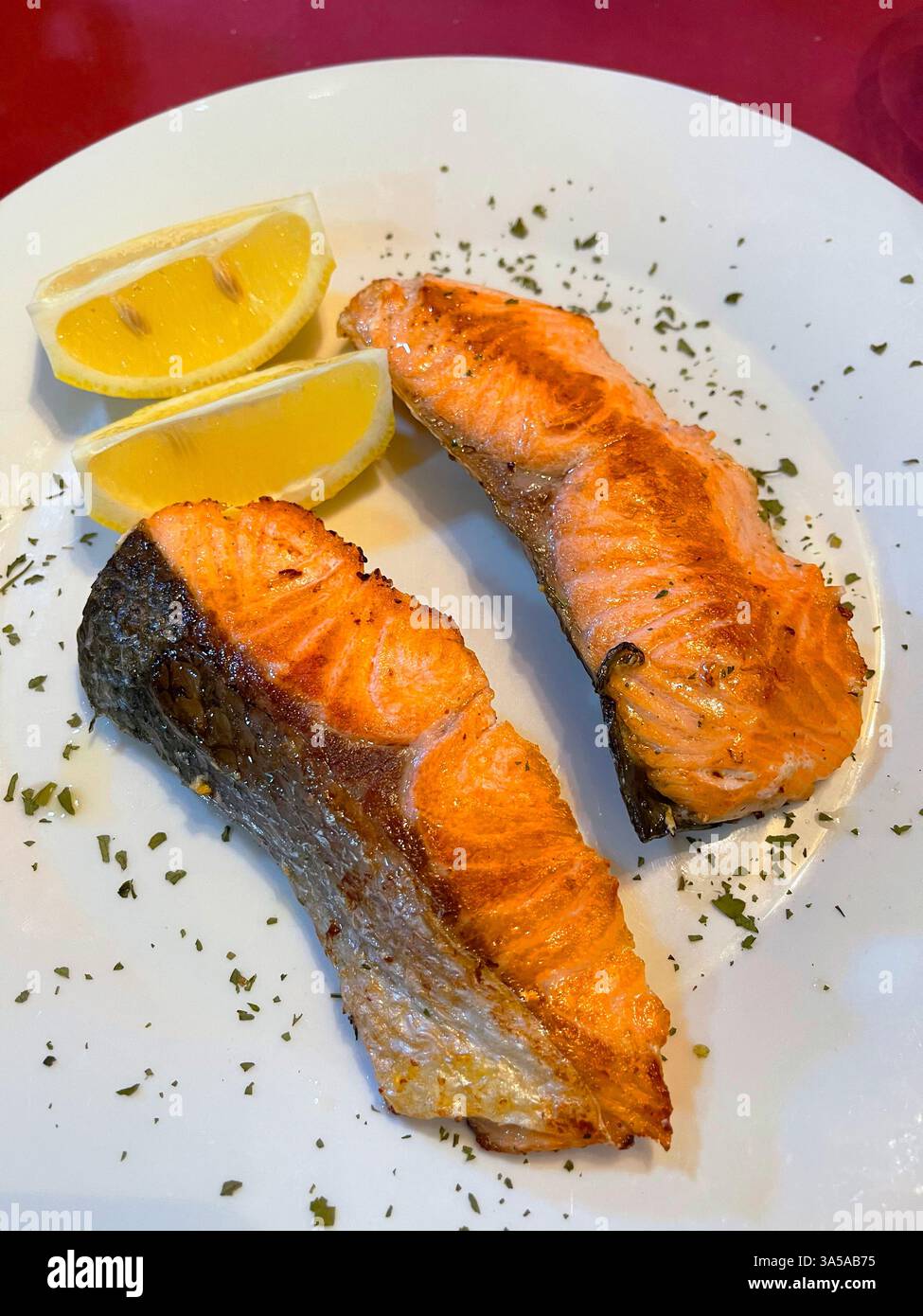 Filetti di salmone grigliati. Spagna. Foto Stock