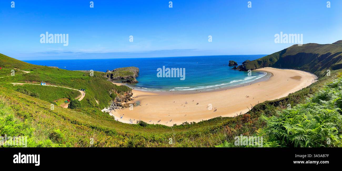 Spiaggia di Torimbia, vista panoramica. Niembro, Asturie, Spagna. - Immagine stock catturata con smartphone