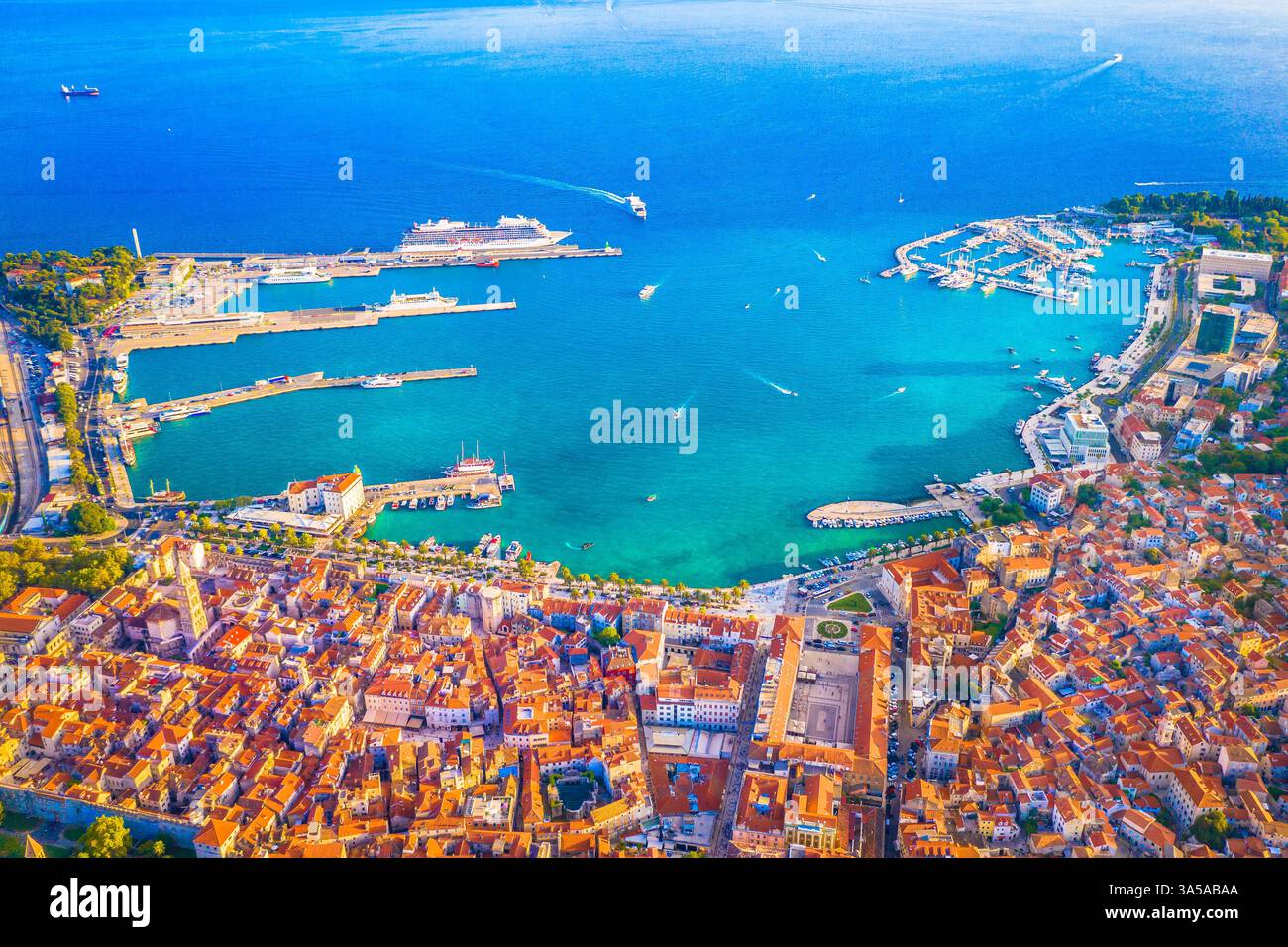 Vista dall'alto del porto di Spalato e della città vecchia, Croazia Foto Stock