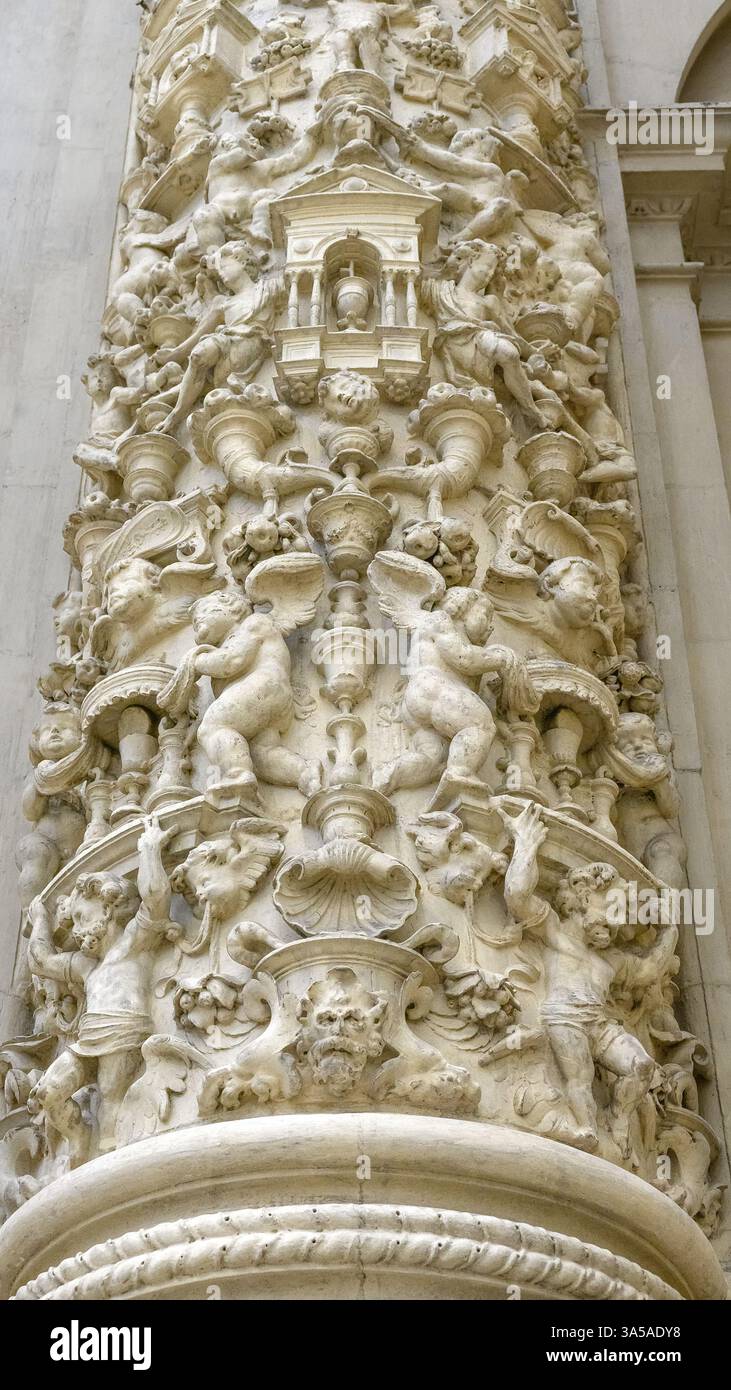 Primo piano di intricate decorazioni in pietra su una colonna architettonica nella cattedrale di Siviglia. Foto Stock