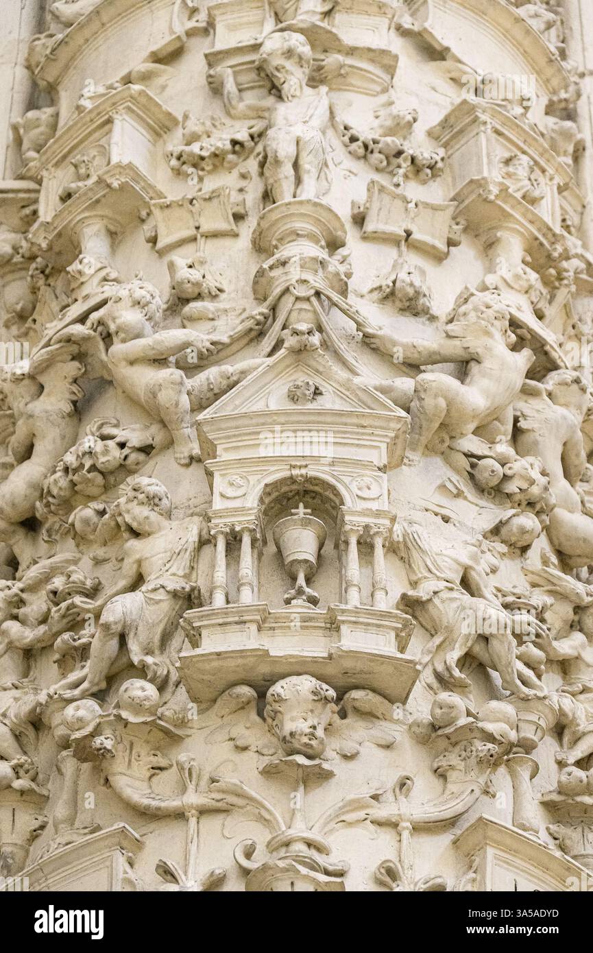 Primo piano di intricate decorazioni in pietra su una colonna architettonica nella cattedrale di Siviglia. Foto Stock