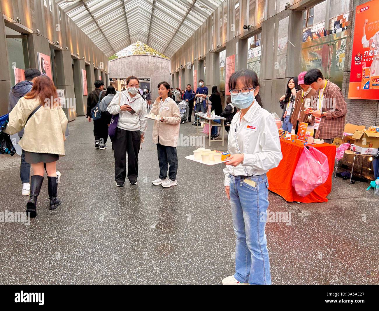 Taipei, Taiwan, gente affollata, promozione Bayer Chemical Company, Vitamin C Product, Local Movie Theater, 'Huashan Art Cinemas', Taiwanese Cinema - Immagine stock catturata con smartphone