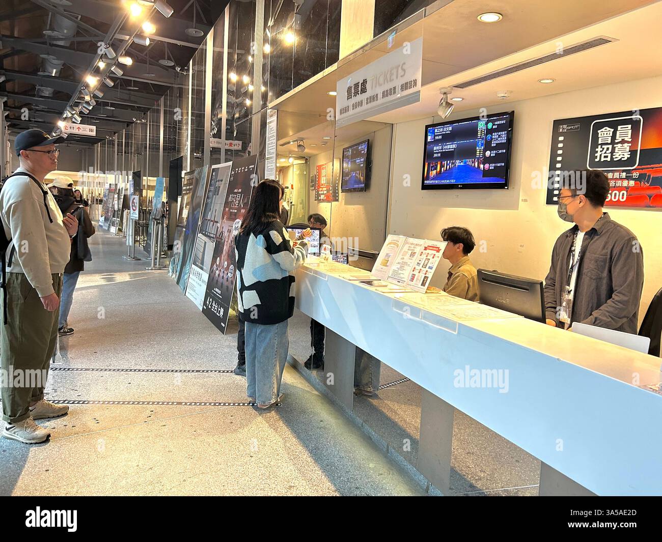 Taipei, Taiwan, adolescente taiwanese che acquista biglietti per il cinema dal venditore di biglietti al cinema locale, The Spot, (distretto di Zhongzheng), - Immagine stock catturata con smartphone