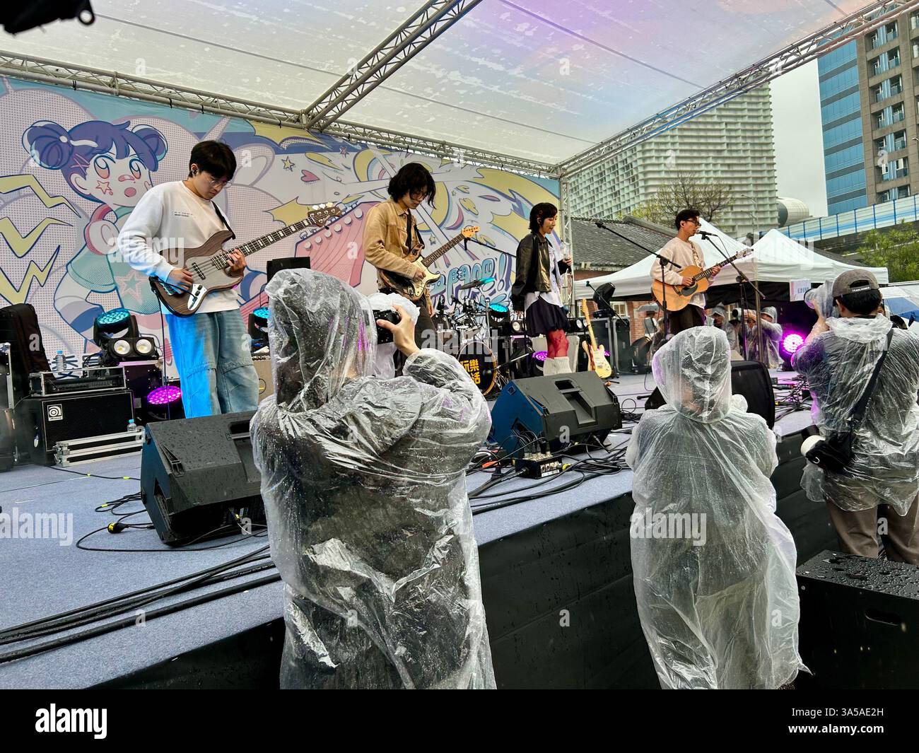 Taipei, Taiwan, gruppi, concerto rock gratuito, giovani artisti, sul palco, nel parco cittadino di pioggia, fotografi che lavorano - Immagine stock catturata con smartphone