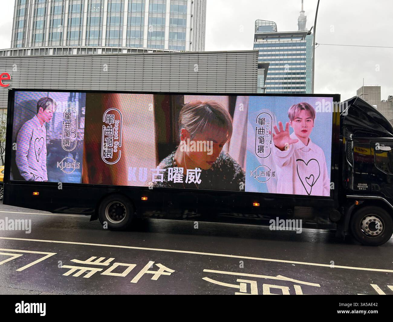 Taipei, Taiwan, primo piano, pubblicità elettronica sul lato del camion su strada, « Stato K » etichetta di abbigliamento locale - Immagine stock catturata con smartphone