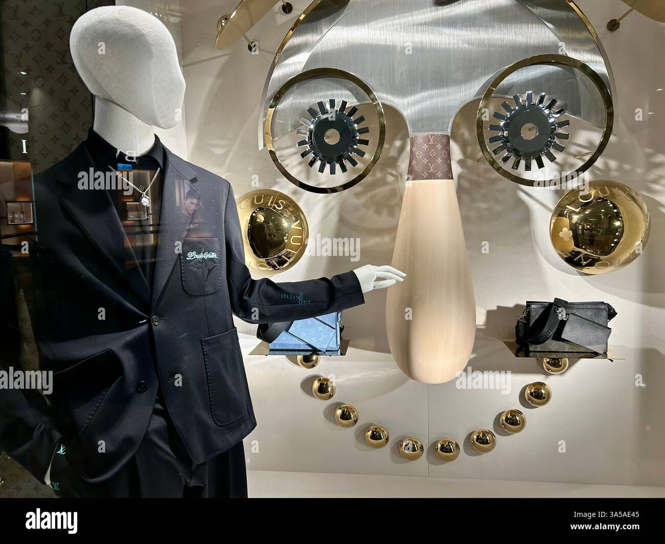 Taipei, Taiwan, Close Up, Louis Vuitton, LVMH Luxury Fashion Store Window display, abbigliamento uomo, moda uomo Foto Stock