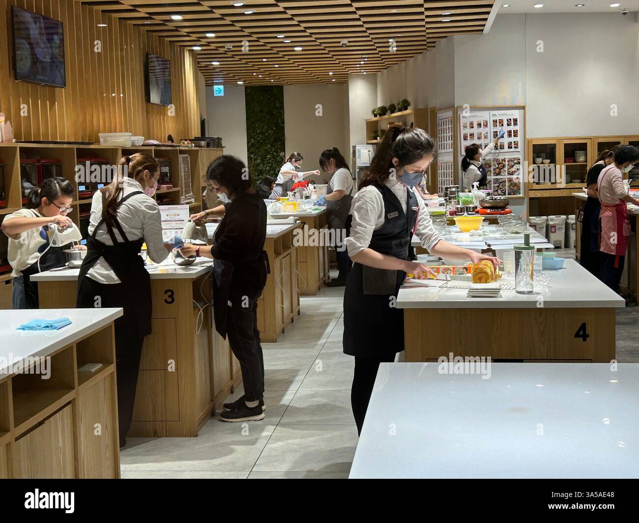 Taipei, Taiwan, Vista interna, moderno centro commerciale, lezione di cucina locale taiwanese « ABC Cooking Studio » Taipei 101 - Immagine stock catturata con smartphone