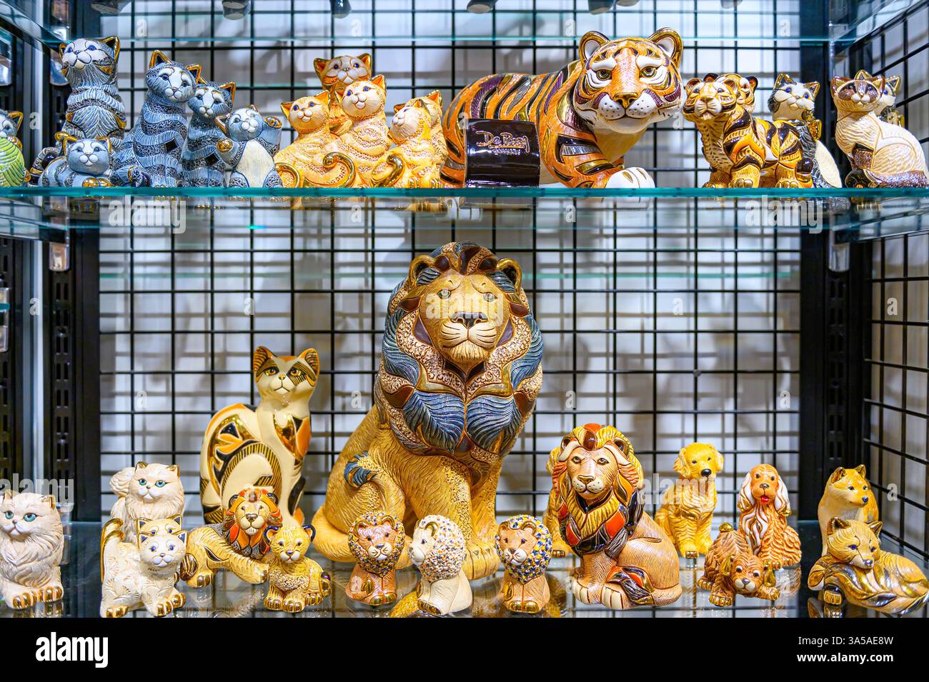 Diversi oggetti a tema animale in vendita in un negozio di souvenir. Foto Stock