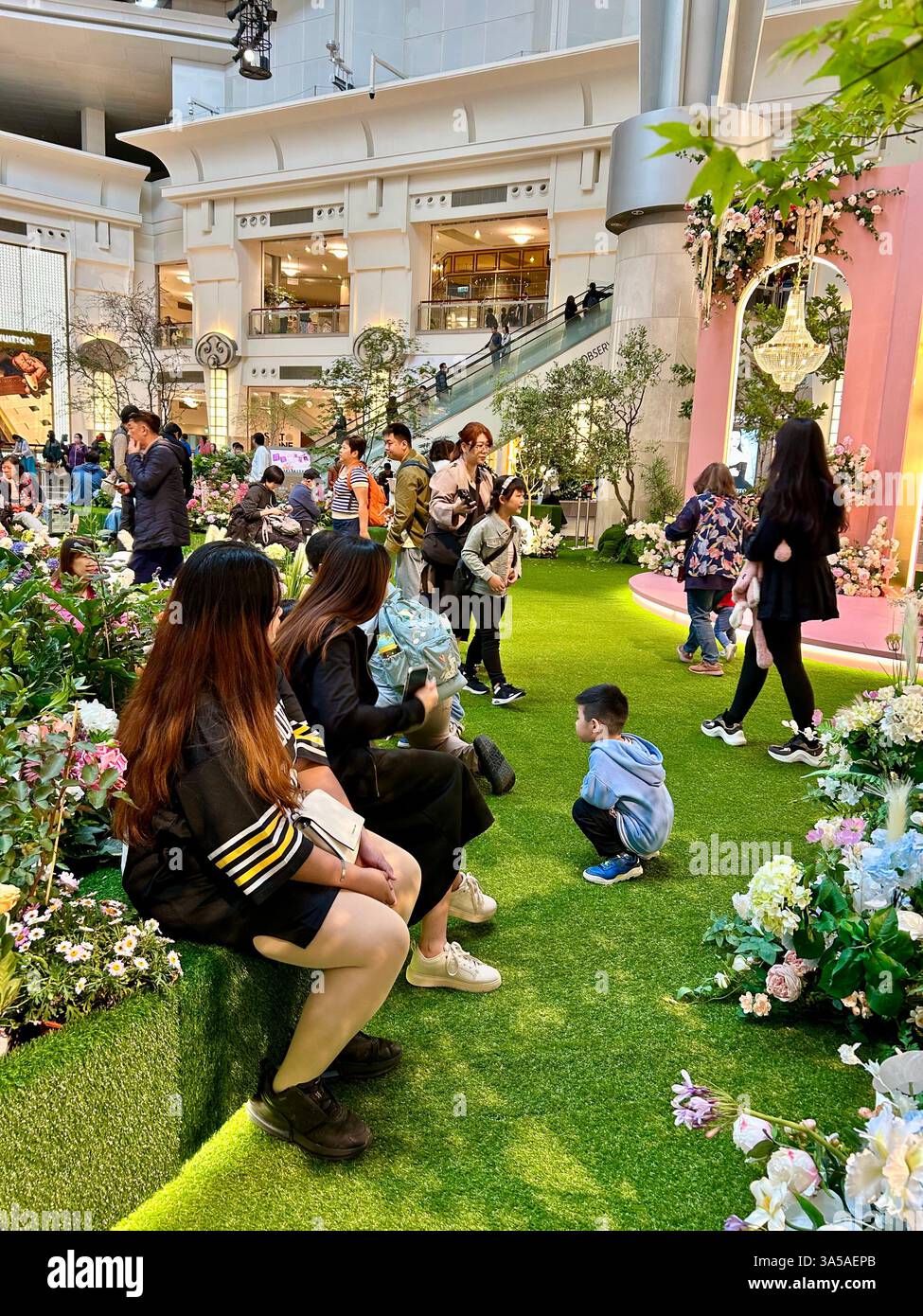 Taipei, Taiwan, gente affollata, famiglie taiwanesi, bambini, visita, Vista interna, moderno Centro commerciale, Giardini Taipei 101, Torre taipei - Immagine stock catturata con smartphone