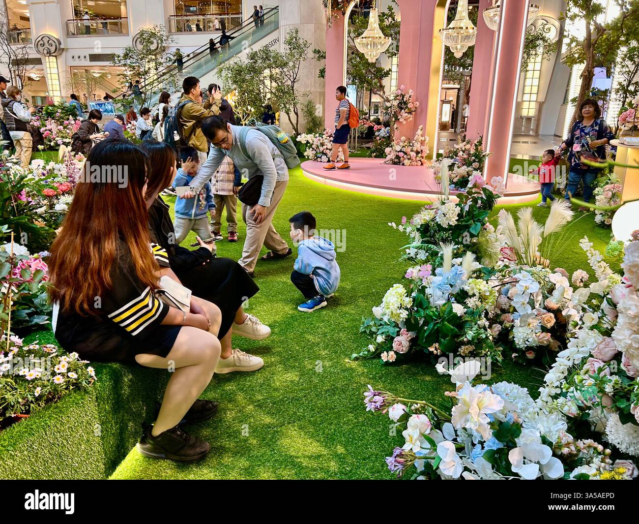 Taipei, Taiwan, gente affollata, famiglie taiwanesi, in visita, vista interna, moderno Centro commerciale, Giardini Taipei 101, Torre taipei Foto Stock