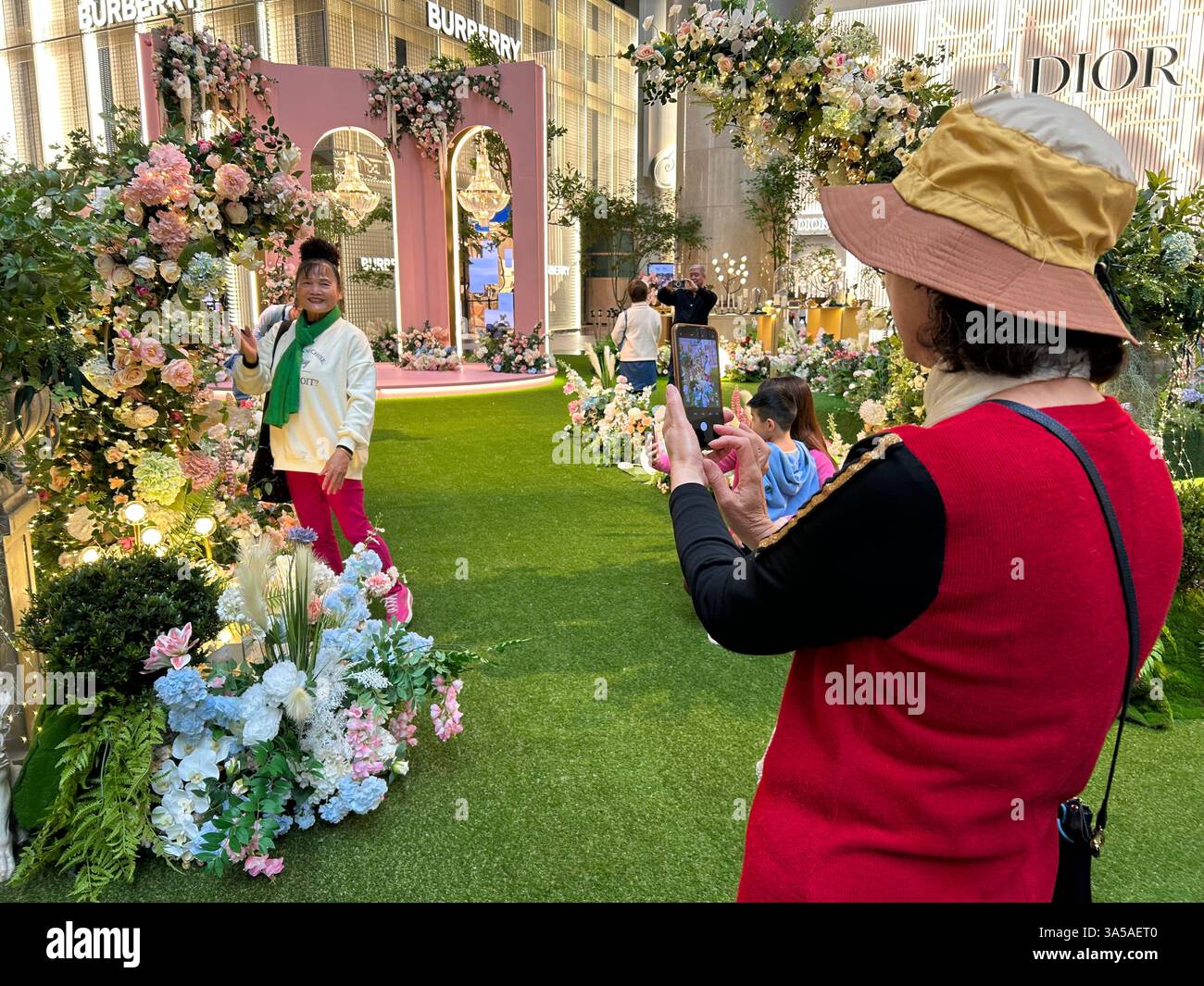 Taipei, Taiwan, gente affollata, famiglie taiwanesi, in visita, vista interna, moderno Centro commerciale, Giardini Taipei 101, Torre taipei - Immagine stock catturata con smartphone