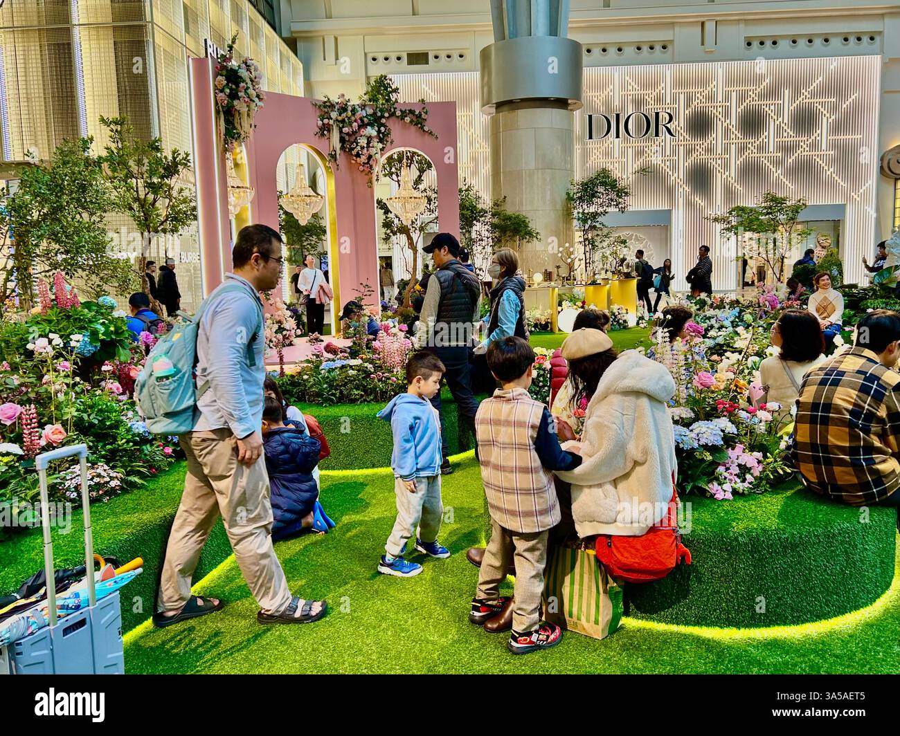 Taipei, Taiwan, gente affollata, famiglie taiwanesi, in visita, vista interna, moderno centro commerciale, giardini (Taipei 101, torre di taipei) Foto Stock