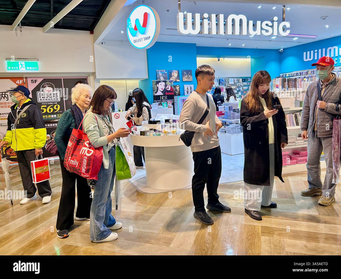 Taipei, Taiwan, gruppi di persone taiwanesi, utilizzando smartphone all'interno di grandi magazzini, « WillMusic » Store, abbigliamento Taiwan - Immagine stock catturata con smartphone