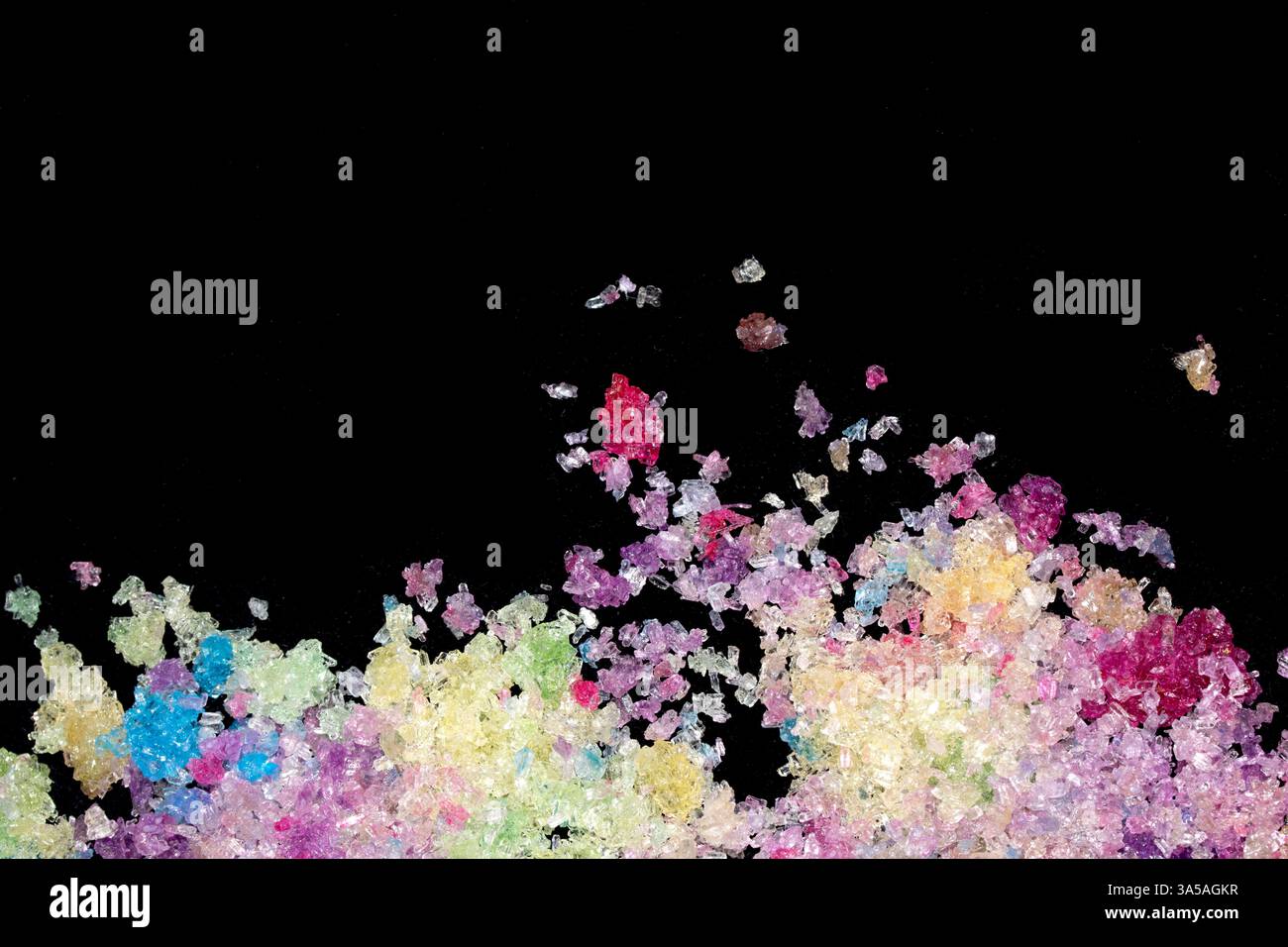 Molecule Close Up Shard Close Up Crystal Healing con cristalli di zucchero Sat su sfondo nero Foto Stock