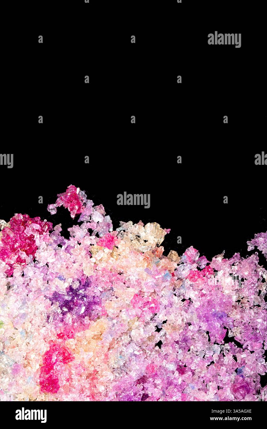 Molecule Close Up Shard Close Up Crystal Healing con cristalli di zucchero Sat su sfondo nero Foto Stock