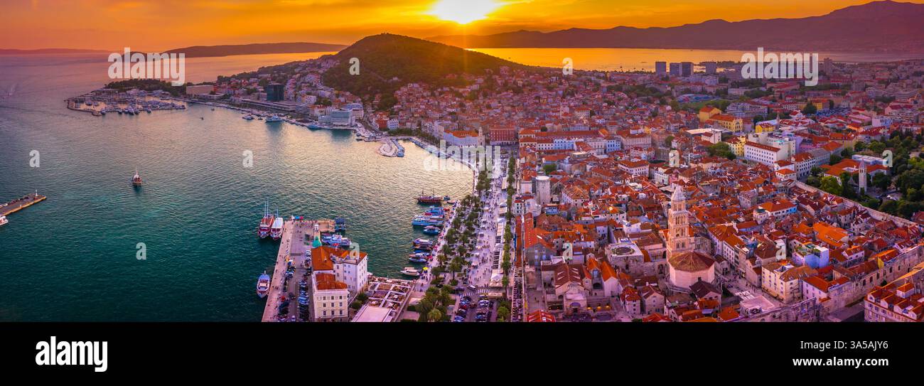 Panorama panoramico della città di Spalato con skyline al tramonto mozzafiato, Croazia Foto Stock