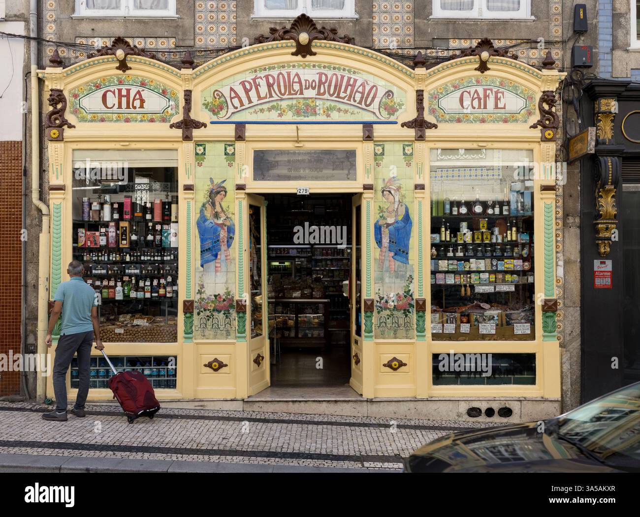 Porto, Portogallo - 10.10.2024: Un negozio di alimentari Perola do Bolhao. Questo storico negozio dedicato alla vendita di prodotti tradizionali portoghesi. Foto Stock