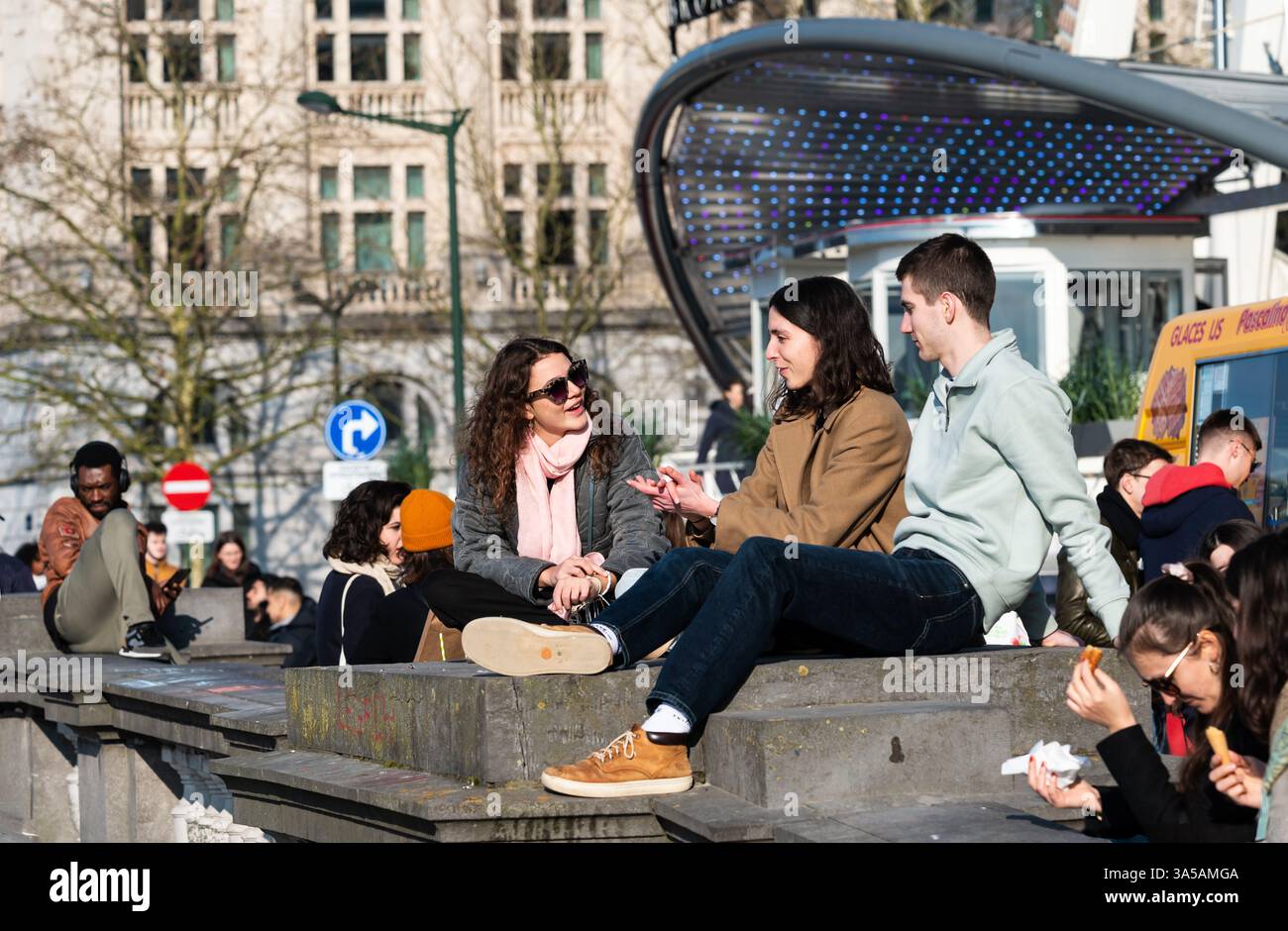 I giovani si rilassano insieme sulla rampa di pietra del punto panoramico di piazza thoe Poelaert, la città vecchia di Bruxelles, la regione di Bruxelles capitale, Belgio. 16 marzo 202 Foto Stock I giovani si rilassano insieme sulla rampa di pietra del punto panoramico di piazza thoe Poelaert, la città vecchia di Bruxelles, la regione di Bruxelles capitale, Belgio. 16 marzo 202 Foto Stock