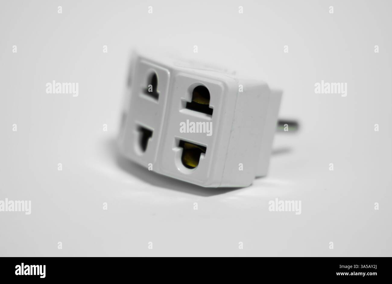 Adattatore di alimentazione universale connettore femmina di alimentazione per viaggiatori globali Foto Stock