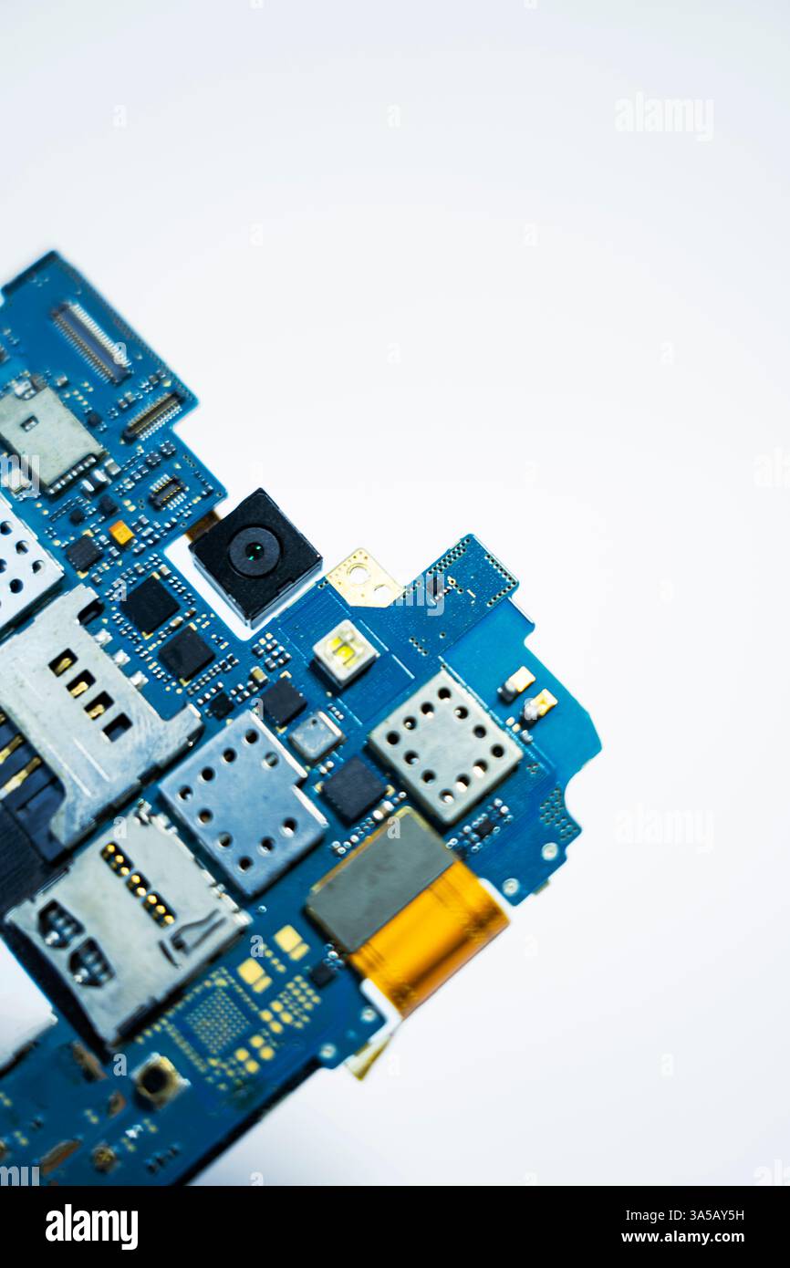 Una foto ravvicinata di una scheda madre per smartphone, che mostra i componenti elettronici e i connettori su uno sfondo bianco. Ideale per presentazioni tecniche Foto Stock