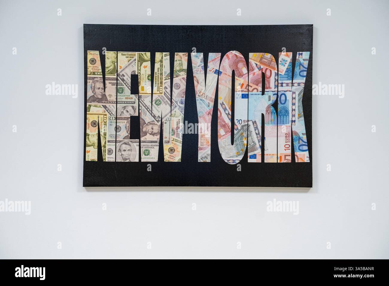Muro valutario – cartellonistica dei caratteri monetari di New York Foto Stock