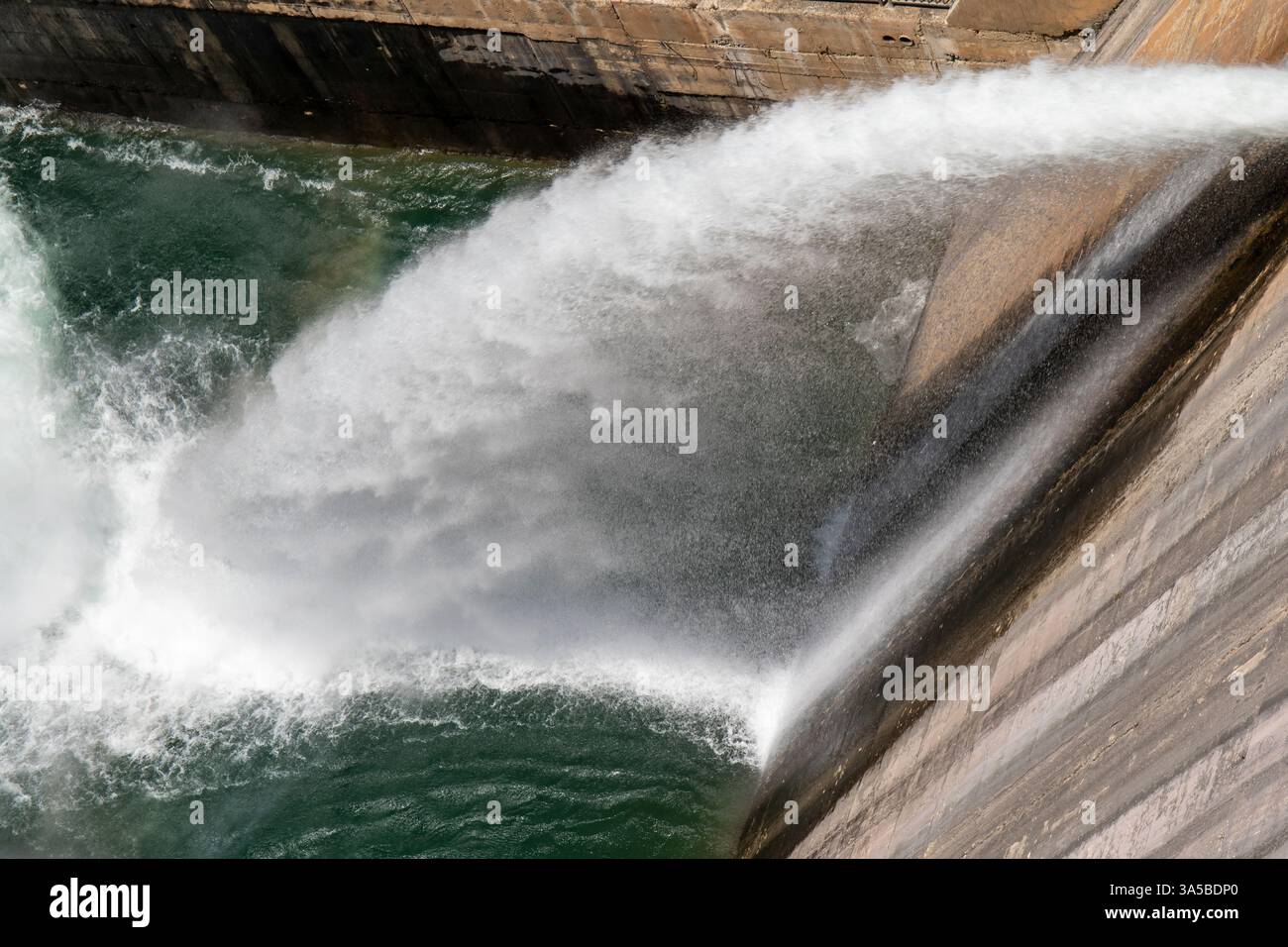 Siurana Reservoir con acqua che scorre durante lo scarico Foto Stock