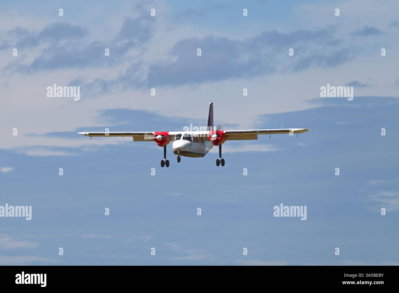 Logan Air aereo Britten-Norman Islander aereo che vola da Kirkwall a Westray e Papa Westray Isole Orcadi Foto Stock