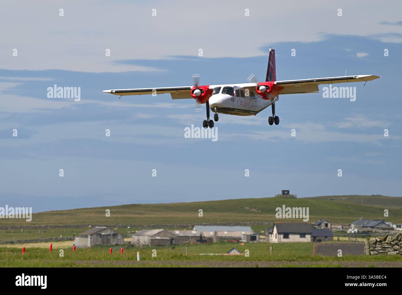 Logan Air aereo Britten-Norman Islander aereo che vola da Kirkwall a Westray e Papa Westray Isole Orcadi Foto Stock