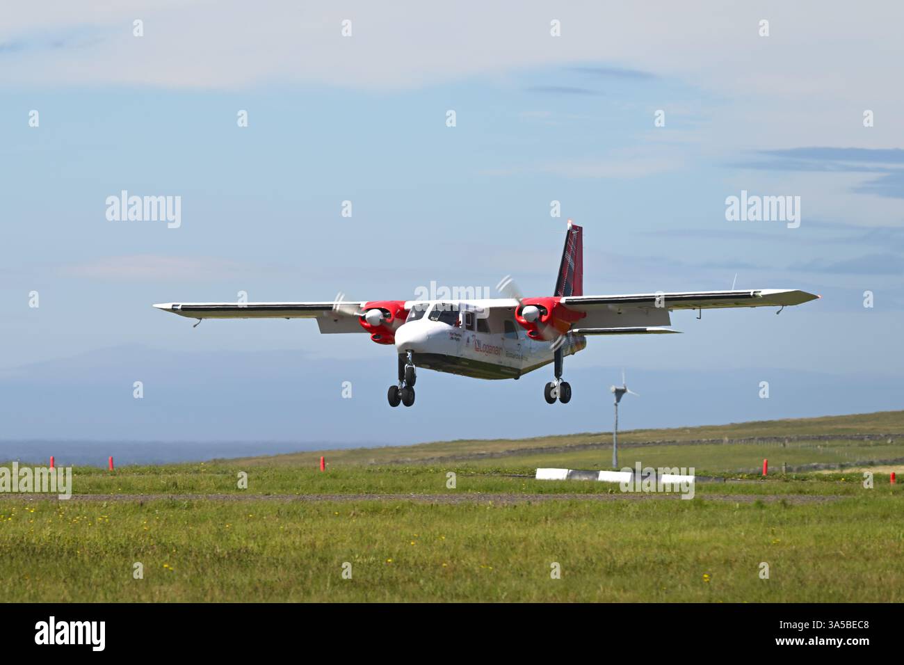 Logan Air aereo Britten-Norman Islander aereo che vola da Kirkwall a Westray e Papa Westray Isole Orcadi Foto Stock