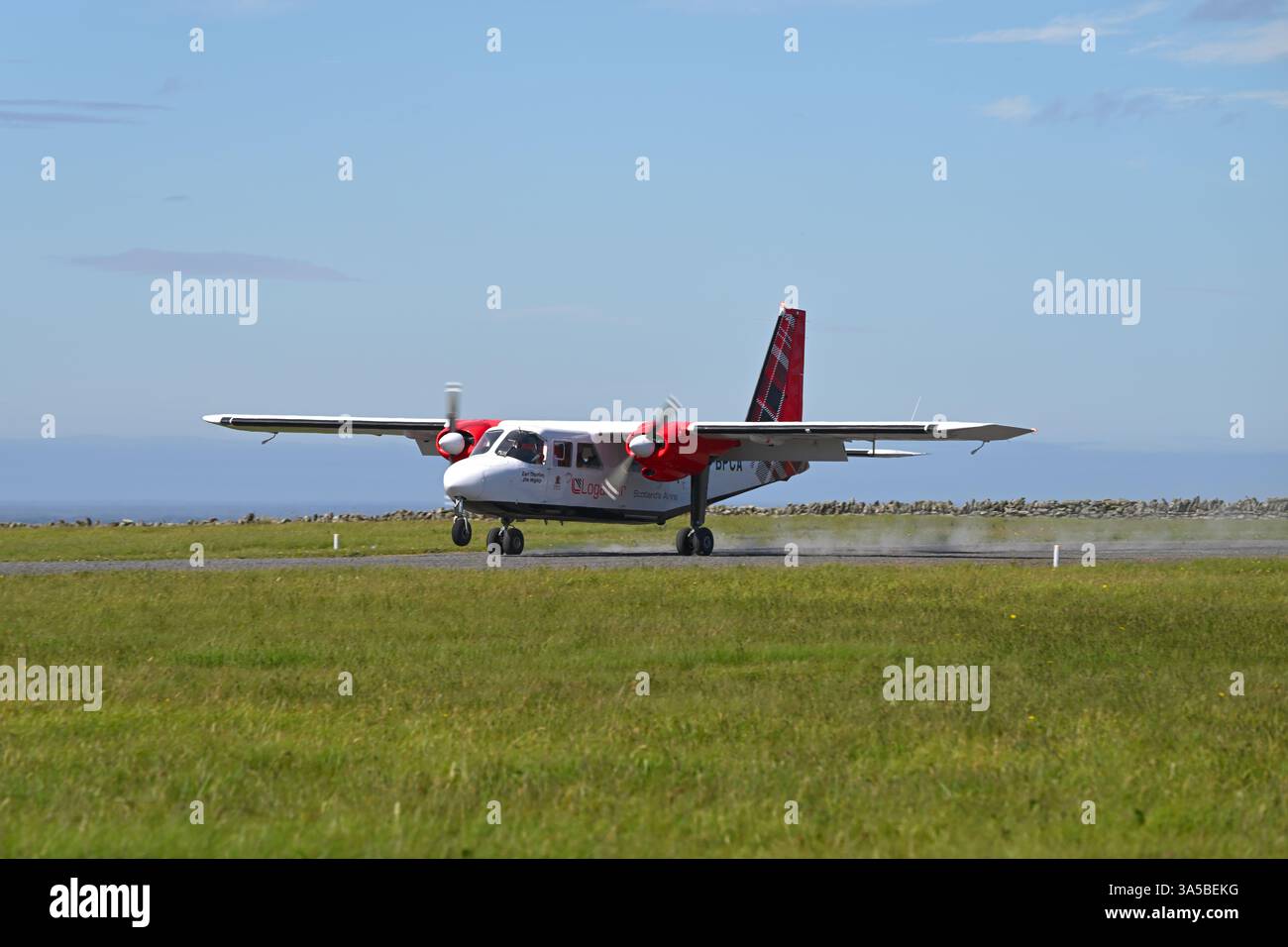 Logan Air aereo Britten-Norman Islander aereo che vola da Kirkwall a Westray e Papa Westray Isole Orcadi Foto Stock
