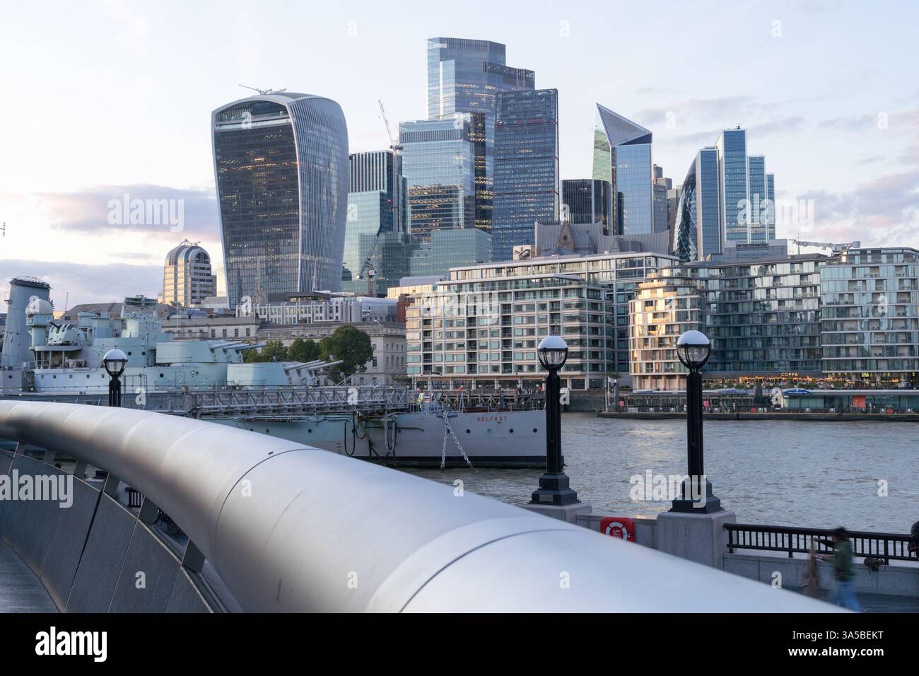 Attraversato il tamigi, veduta del moderno grattacielo nel centro finanziario di Londra , miglio quadrato della citta' di Londra, Inghilterra Regno Unito Foto Stock