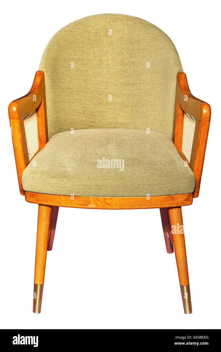 Una sedia splendidamente lavorata presenta braccia e gambe in legno liscio abbinate a una seduta morbida e ruvida. Il suo design unico riflette lo stile della metà del secolo, perf Foto Stock