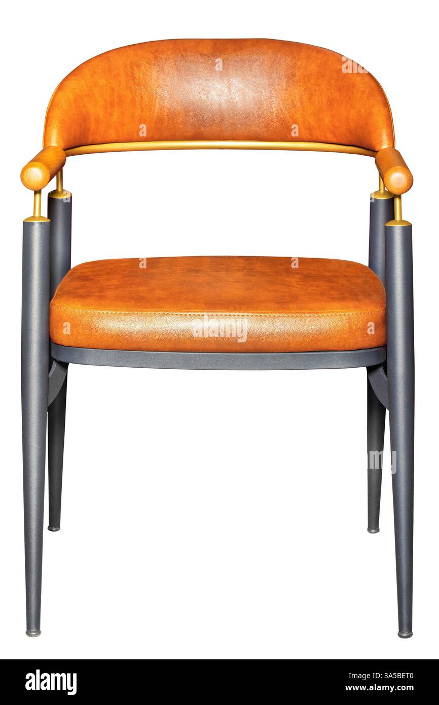 Una splendida sedia combina pelle calda e metallo lucido, perfetta per interni contemporanei. Il design invitante mostra la maestria artigianale, aggiungendo un tou Foto Stock