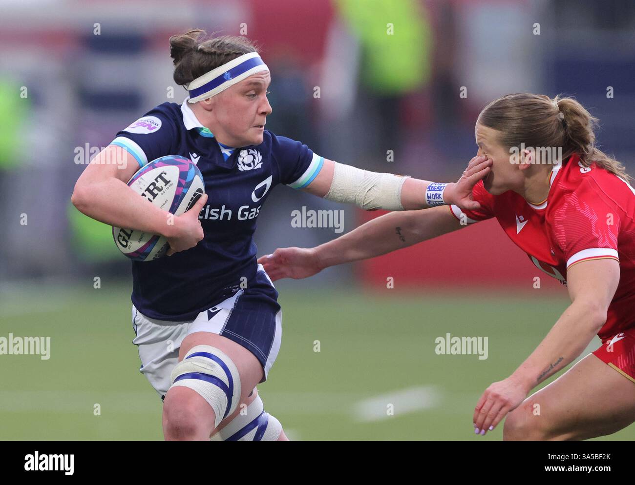 La scozzese Rachel McLachlan viene affrontata dal gallese Carys Cox durante il Guinness Women's Six Nations Match all'Hive Stadium di Edimburgo. Data foto: Sabato 22 marzo 2025. Foto Stock