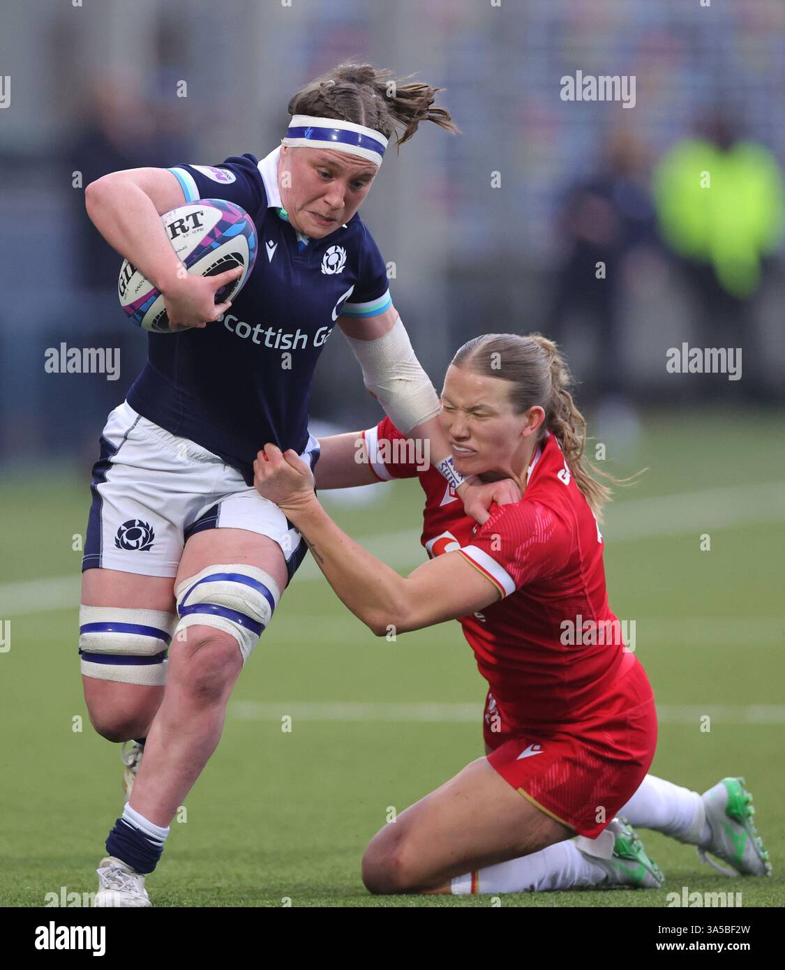 La scozzese Rachel McLachlan viene affrontata dal gallese Carys Cox durante il Guinness Women's Six Nations Match all'Hive Stadium di Edimburgo. Data foto: Sabato 22 marzo 2025. Foto Stock