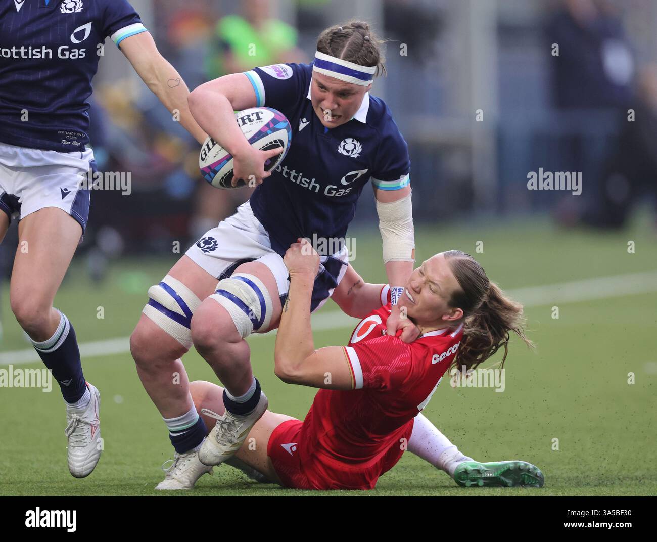 La scozzese Rachel McLachlan viene affrontata dal gallese Carys Cox durante il Guinness Women's Six Nations Match all'Hive Stadium di Edimburgo. Data foto: Sabato 22 marzo 2025. Foto Stock
