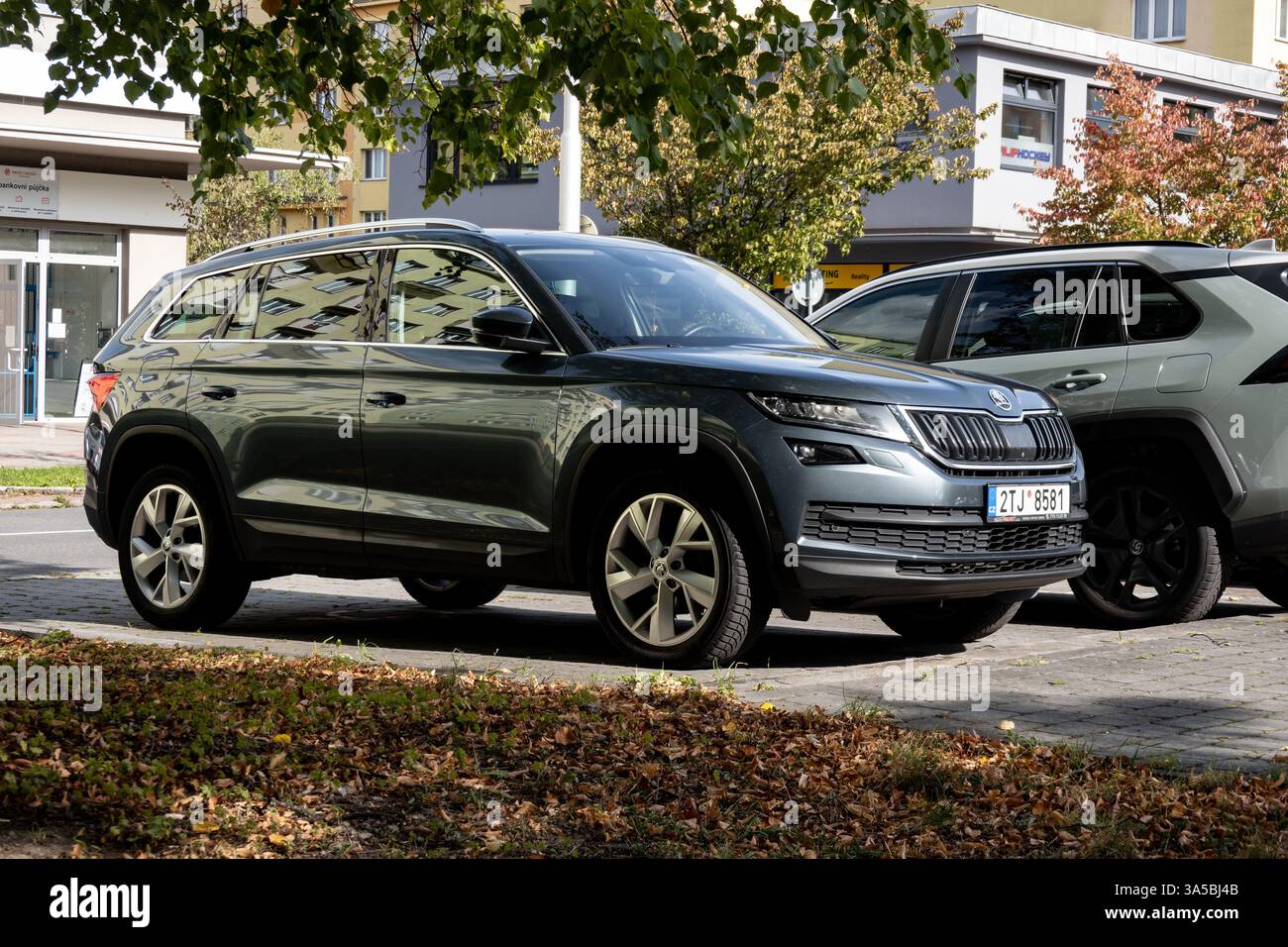 OSTRAVA, REPUBBLICA CECA - 4 OTTOBRE 2023: SUV Skoda Kodiaq blu scuro parcheggiato in strada Foto Stock